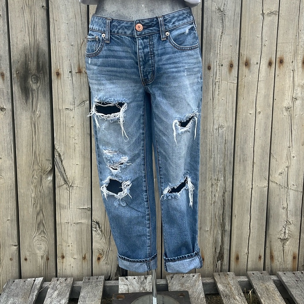 AMERICAN EAGLE DISTRESSED JEANS SZ 2